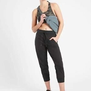 Athleta Trekkie North Crop Size‎ 4 Lightweight Travel Pants Gorpcore Athleisure